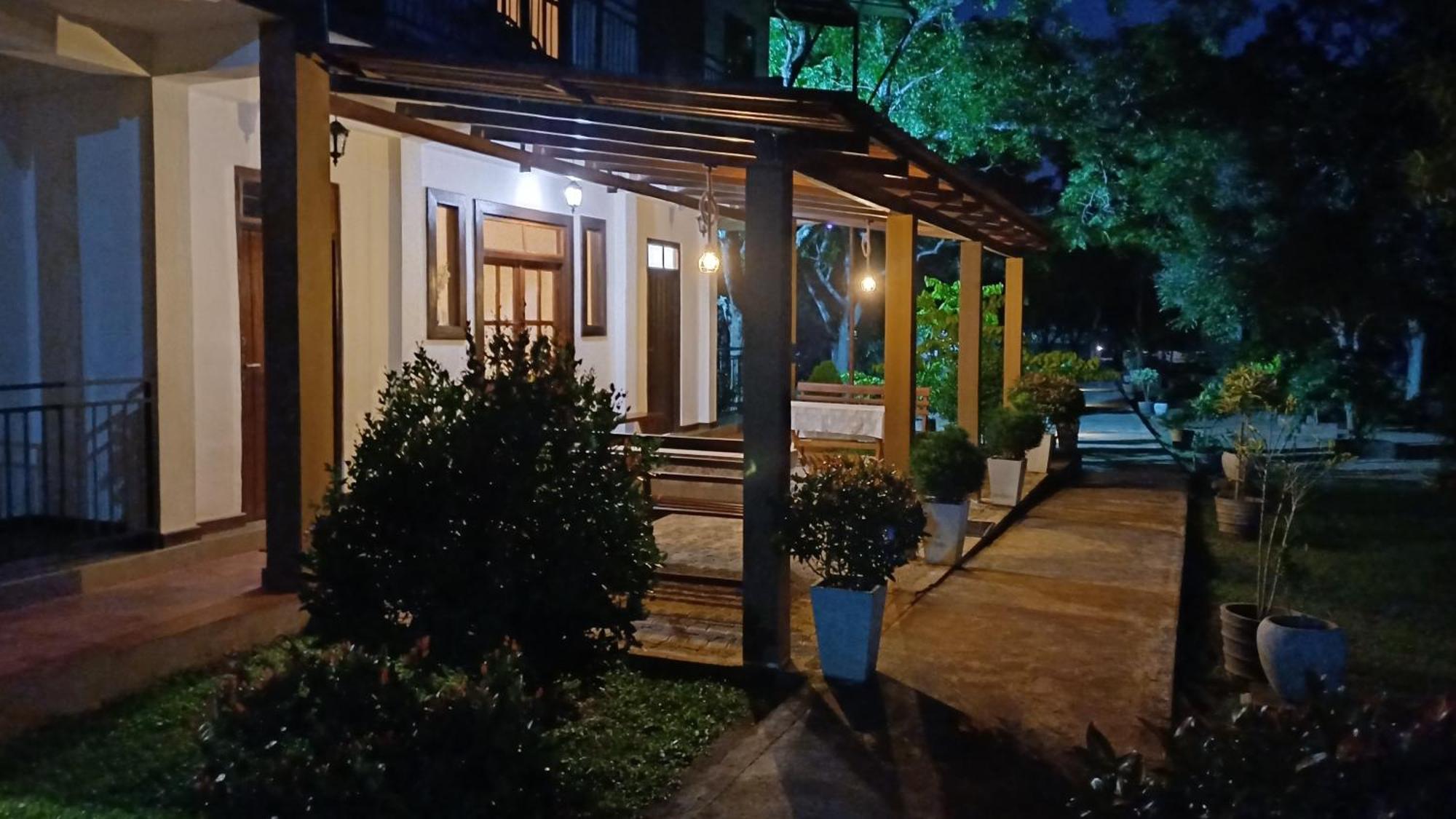 Forest Edge Villa Anuradhapura Buitenkant foto